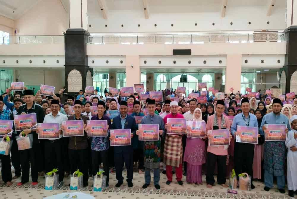 Mohamad (tengah) bergambar bersama peserta World Quran Hour di Masjid Abdullah Fahim, Kepala Batas.