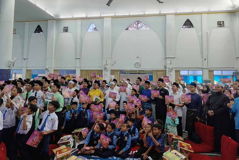 Peserta yang hadir World #QuranHour peringkat Negeri Sembilan di Masjid Jamek An-Nur Rembau pada Selasa.