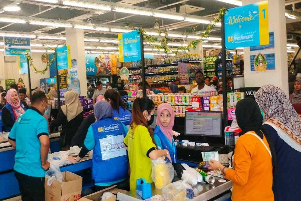 Orang ramai berpusu-pusu tidak melepaskan peluang membeli sempena pembukaan dan Jualan Makmur 2025 Kluster Aidilfitri.