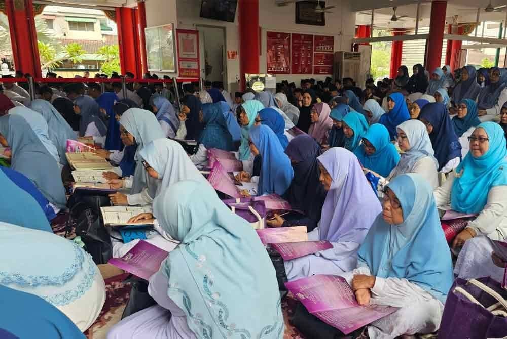 Seramai 1,200 peserta menjayakan program World #QuranHour di Masjid Muhammadiah Tasek pada Selasa.