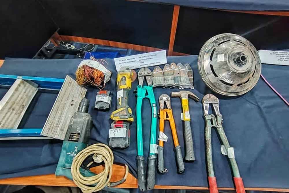 Sebahagian peralatan yang digunakan individu itu untuk melakukan jenayah tersebut.