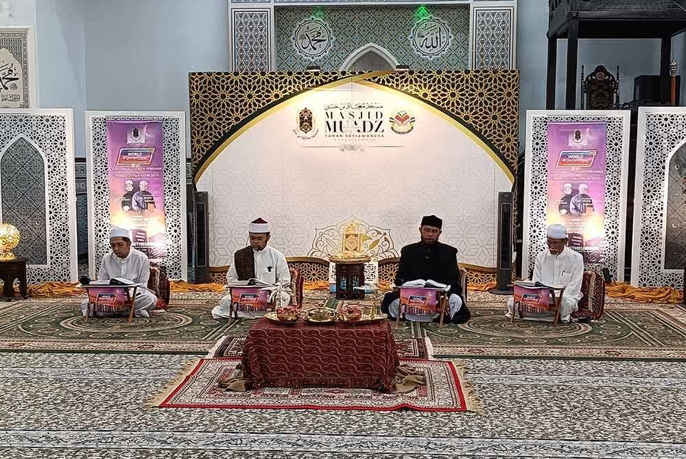 Dari kanan; Zakaria, Mohd Amiro Safwan, Aiman Ridhwan dan Azli ketika program World #QuranHour di Masjid Mu'adz Bin Jabal pada Selasa.
