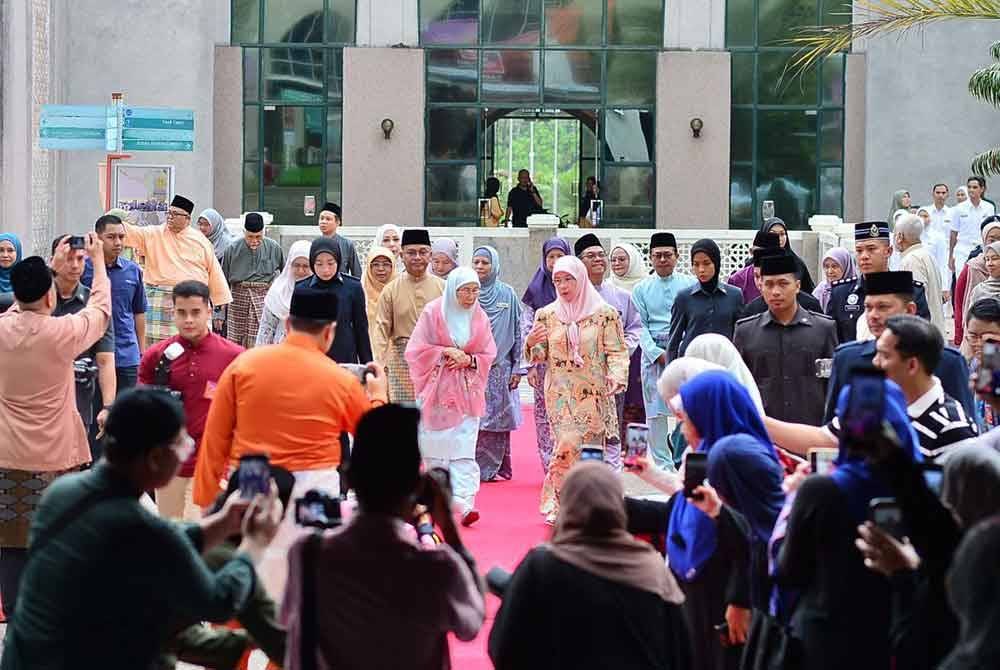 Wan Azizah ketika mengiringi Tengku Ampuan Pahang, Tunku Azizah Aminah Maimunah Iskandariah Sultan Iskandar yang berkenan mencemar duli berangkat ke Program World #QuranHour 2025 pada Selasa.