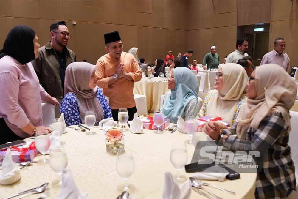Mohamad Khairil (empat dari kanan) beramah mesra dengan tetamu yang hadir pada Majlis iftar bersama Media di Shah Alam pada Selasa. FOTO: ROSLI TALIB 