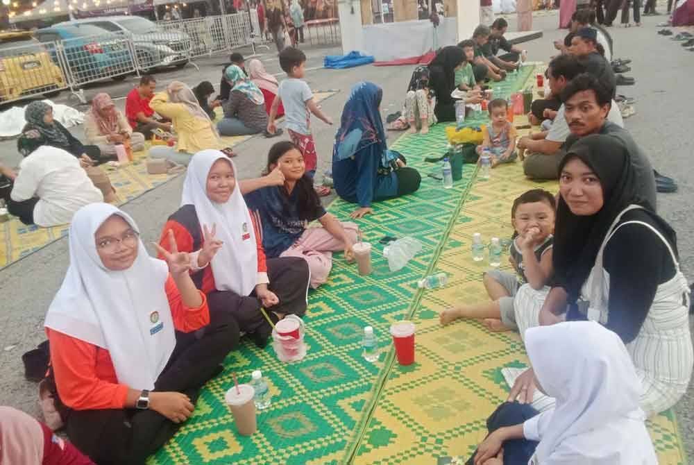 Antara pengunjung yang hadir pada Program Iftar Ala Madinah @ Karangkraf pada Selasa.