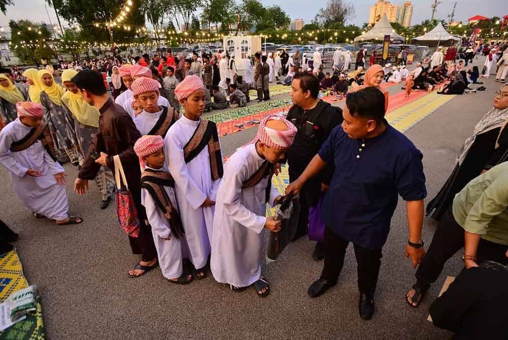 Program Iftar Ala Madinah @ Karangkraf berlangsung dari 3 hingga 27 Mac ini, bermula jam 6 petang setiap hari kecuali Sabtu, Ahad serta cuti umum.