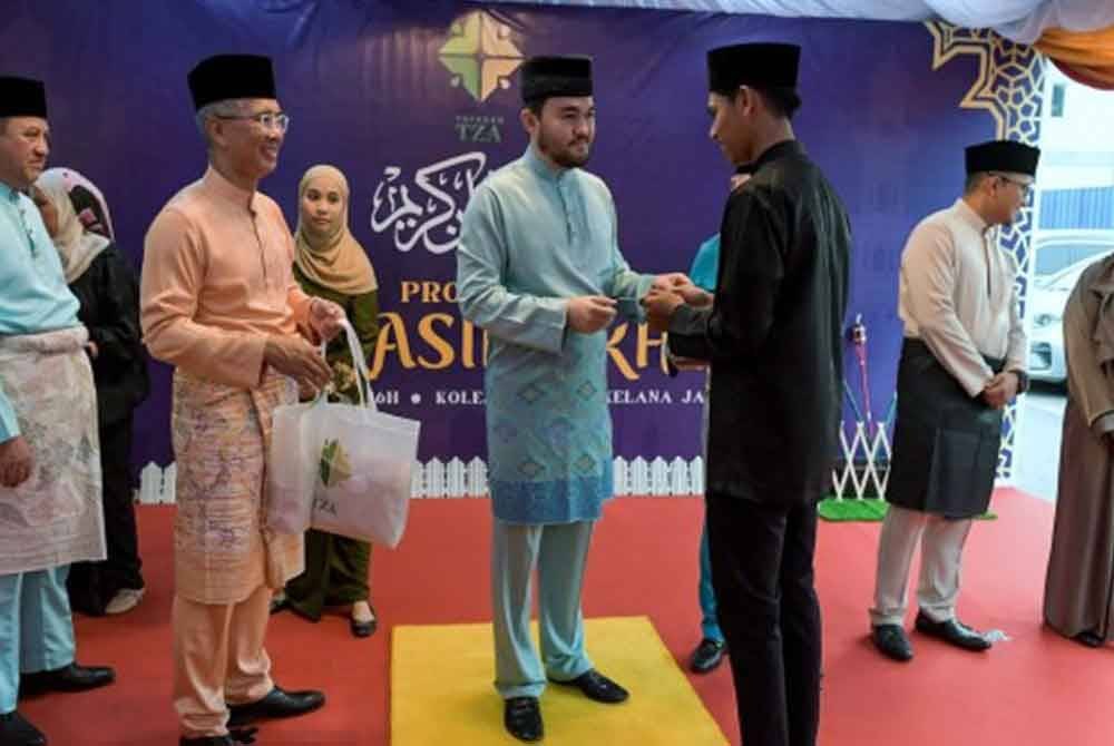 Tengku Amir Shah berkenan menyampaikan sumbangan kepada pelajar pada program Iftar Kasih Ukhwah Yayasan TZA di Kolej Komuniti Kelana Jaya pada Selasa. Foto Bernama