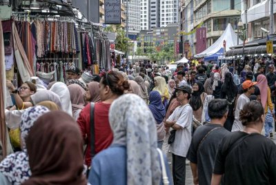 Orang ramai membawa ahli keluarga masing- masing untuk membeli belah menjelang Aidilfitri ketika tinjauan pada cuti hujung minggu di Jalan Tuanku Abdul Rahman (TAR). Foto Bernama