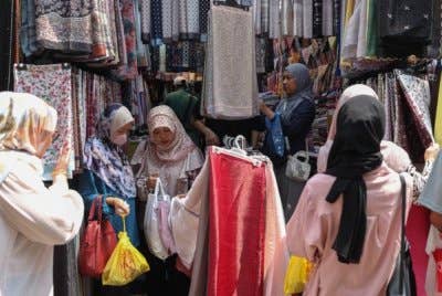 Setiap tahun, menjelang sambutan Hari Raya Aidilfitri, masyarakat Malaysia khususnya Melayu cenderung untuk berbelanja besar. Gambar hiasan