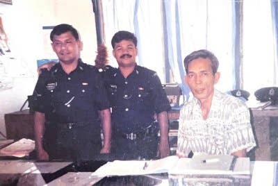 Mohamad (kiri) ketika masih bertugas dalam pasukan Sang Saka Biru.