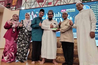 Abd Rahman (dua dari kanan) menyampaikan sumbangan baucar kepada wakil sebuah maahad yang turut menyertai Iftar Sinar Mydin