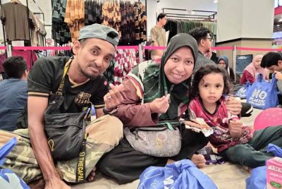 Noor Fahima bersama Mohd Fizuan dan anak mereka gembira dapat berpeluang berbuka puasa di Mydin