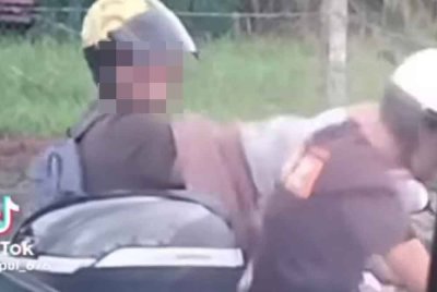 Tangkap layar insiden mangsa dipukul di kepala di persimpangan lampu isyarat.