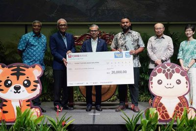 Penyerahan replika cek oleh Fahmi (tengah) dan Mohd Nasir (dua dari kiri) kepada Pusat Tuisyen Anak Malaysia yang disaksikan oleh Abdul Wahid (dua dari kanan) pada majlis pelancaran Charms For Change pada Isnin.