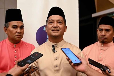 Abdul Karim (tengah) bercakap kepada pemberita pada Majlis Berbuka Puasa SATU Bersama Media, Anak Yatim dan Asnaf di sebuah hotel Kuala Terengganu malam tadi. - Foto: Bernama