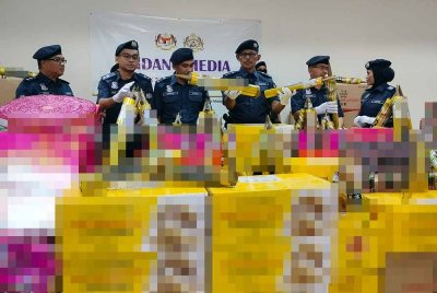 Rohaizad (tengah) menunjukkan sebahagian mercun dan bunga api yang dirampas.