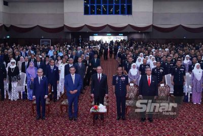 Anwar (tengah) bergambar bersama barisan kepimpinan PDRM semasa Sambutan Peringatan Hari Polis Ke-218 di Pulapol Kuala Lumpur pada Selasa. FOTO: MOHD HALIM ABDUL WAHID