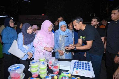 Menteri di Jabatan Perdana Menteri
(Wilayah Persekutuan), Datuk Seri Dr Zaliha Mustafa bersama Datuk Bandar Kuala Lumpur, Datuk Seri Maimunah Mohd
Sharif meluangkan masa meninjau pelaksanaan inisiatif Sifar Sisa di bazar Ramadan Jalan Raja Alang, Kampong Bharu pada malam Isnin. Foto: DBKL