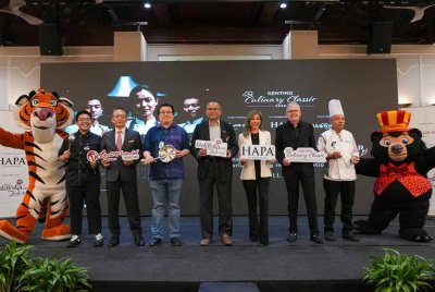 Spencer (empat dari kiri) bergambar bersama maskot Genting Highlands, Tabby the Tiger dan Benny the Entertainer sebagai sebahagian daripada gimik pelancaran Genting Culinary Classic 2025, hasil kerjasama dengan HAPA.