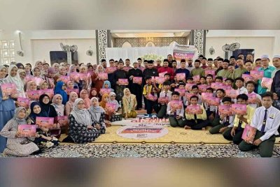 Peserta bergambar selepas selesai Program World #Quran Hour di Masjid Al-Jazari UMPSA pada Selasa.