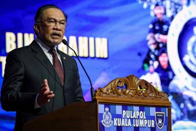 Anwar ketika berucap pada Sambutan Peringatan Hari Polis ke-218 tahun 2025 di Pusat Latihan Polis (PULAPOL) hari ini. - Foto: Bernama