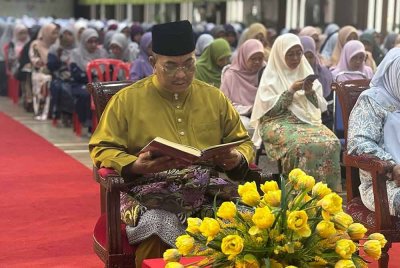 Menteri Besar Kedah Datuk Seri Muhammad Sanusi Md Nor turut menyertai program World #QuranHour Peringkat Negeri Kedah di Maktab Mahmud Alor setar pada Selasa.