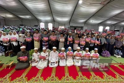 Kesemua hadirin memegang risalah World #QuranHour mengandungi tafsir dari Surah Al-Saff. FOTO SINAR HARIAN-ADILA SHARINNI WAHID