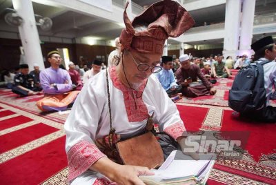Radzi yang lengkap berpakaian seperti laksamana hadir ke program World #QuranHour pada Selasa.