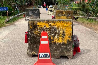 Jambatan di Kampung Tenang, Ulu Tiram ditutup untuk kenderaan selain motosikal selepas dua struktur tiang jambatan berkenaan patah berikutan hujan lebat berterusan pada Jumaat lepas, ketika tinjauan pada Selasa. Foto Bernama