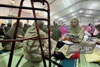 Wan Shamila yang bertongkat kerana lumpuh di bahagian kaki kiri.