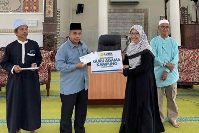 Md Sharif menyampaikan sumbangan kepada Guru Agama Kampung di Masjid Saidina Abu Bakar As-Siddiq, Taman Kenari, Kulim.