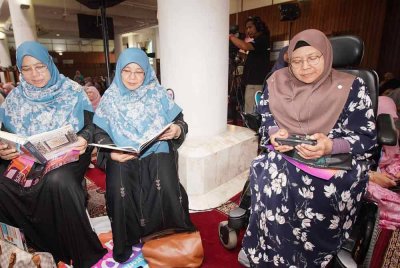 Ruzita (kanan) memuji inisiatif World #QuranHour di Masjid Sultan Haji Ahmad Shah kerana menyediakan saf khas untuk OKU.