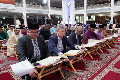Emir Salim bersama duta-duta negara lain bertadabbur surah Al-Saff di Masjid Sultan Haji Ahmad Shah, UIAM sempena program World #QuranHour 2025.