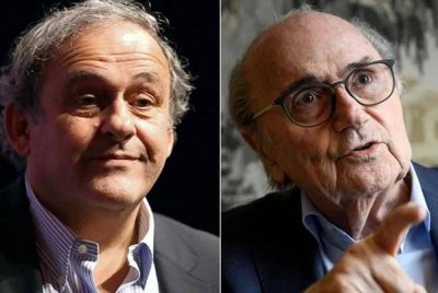 Joseph Blatter (kanan) dan Michel Platini.