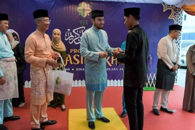 Tengku Amir Shah berkenan menyampaikan sumbangan kepada pelajar pada program Iftar Kasih Ukhwah Yayasan TZA di Kolej Komuniti Kelana Jaya pada Selasa. Foto Bernama