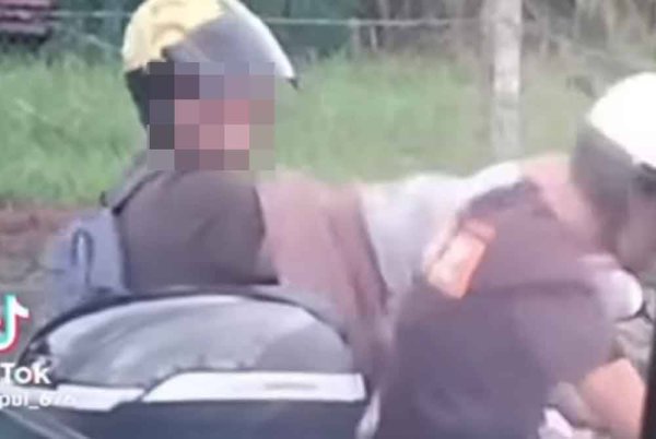 Tangkap layar insiden mangsa dipukul di kepala di persimpangan lampu isyarat.