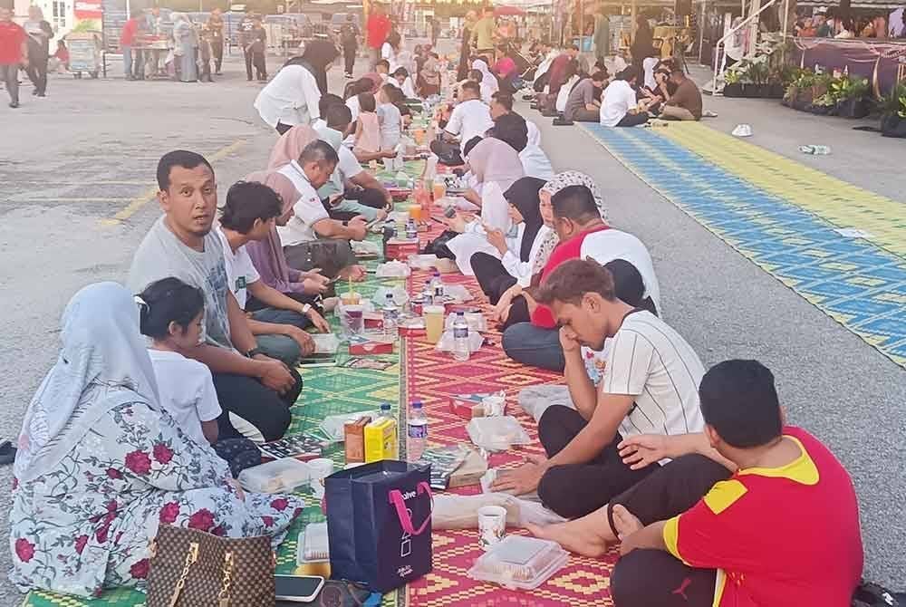 Pengunjung sedang menunggu waktu untuk berbuka puasa.