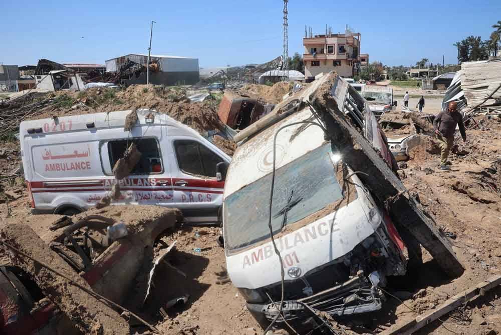 Dua ambulans di kem pelarian al-Maghazi turut menjadi sasaran bedilan Zionis.