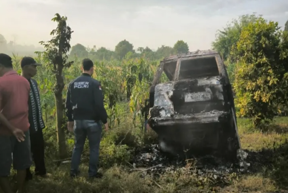 Suspek yang menaiki sebuah kereta jenis Daihatsu dipercayai cuba melarikan hasil curi sebelum kehadiran pihak berkuasa di kawasan itu menggagalkan rancangan mereka.