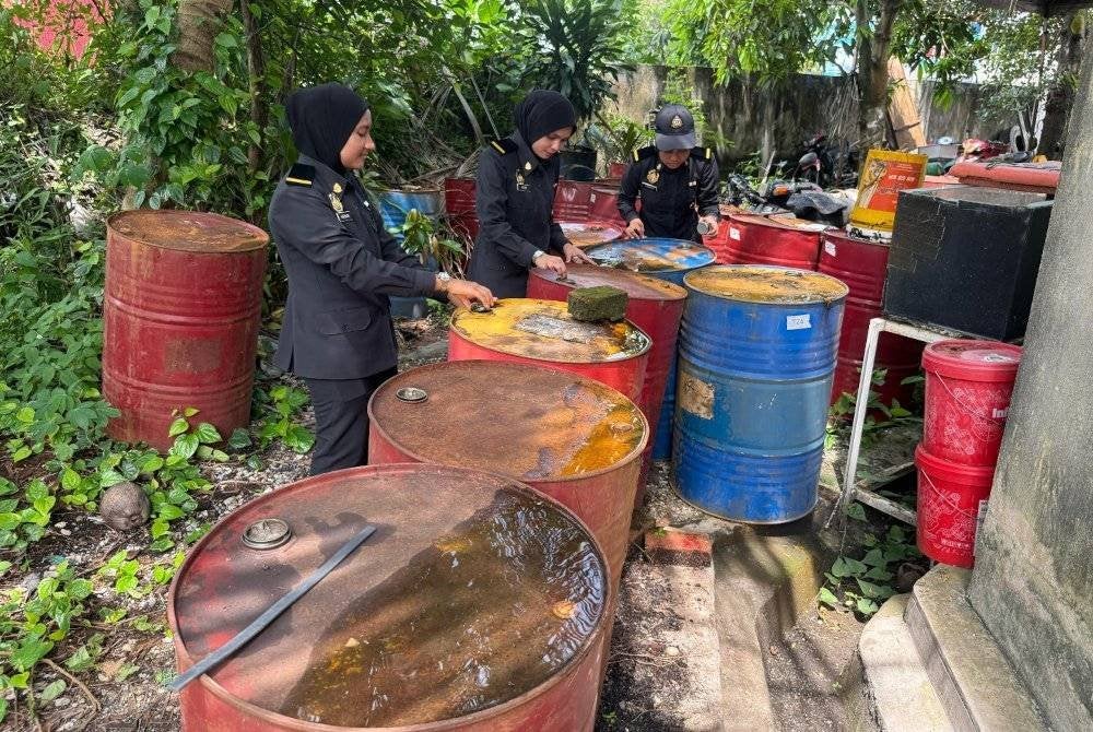 Pegawai penguat kuasa KPDN memeriksa tong dram yang diisi cecair dipercayai minyak diesel bersubsidi ketika serbuan Ops Tiris 2025 di sebuah bengkel di Anjung Tawas Sinaran di sini pada Selasa.
