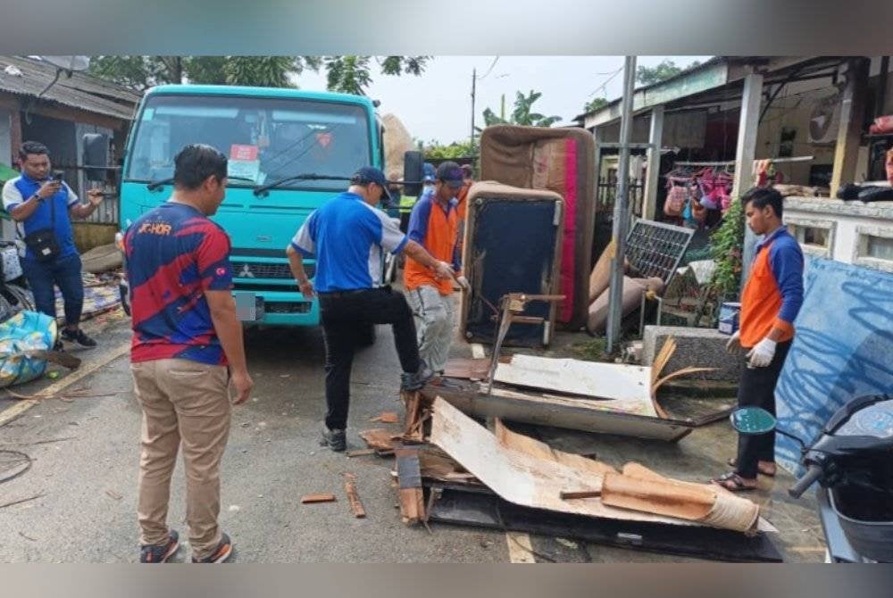 Lebih 315 tan sisa banjir telah dikutip susulan operasi pembersihan besar-besaran di seluruh Johor.