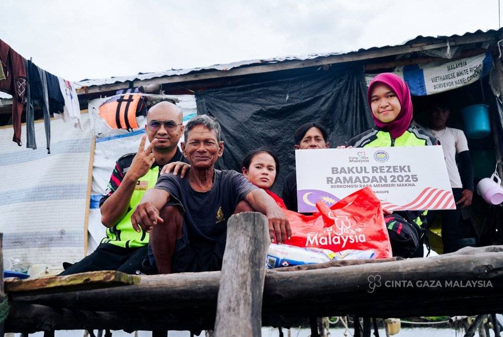 CGM menyerahkan Bakul Rezeki Ramadan 2025 kepada golongan memerlukan di Lahad Datu, Sabah.