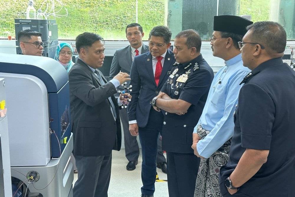Ayob Khan (tiga dari kanan) pada Rabu meninjau makmal forensik UKM yang menganalisis pelbagai jenis dadah dan bahan kimia.