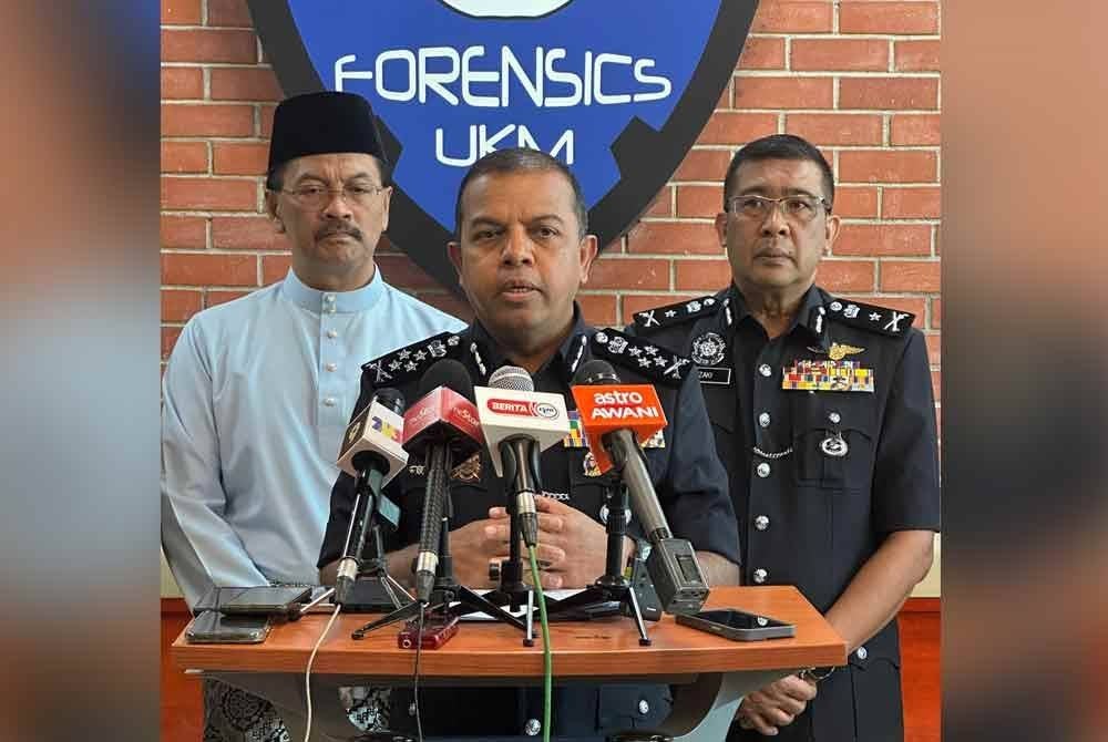 Ayob Khan dalam sidang akhbar di UKM, pada Khamis.