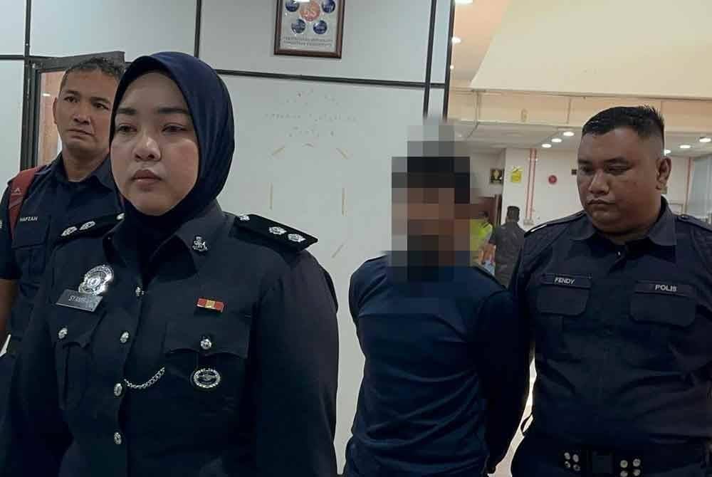 Tertuduh dibawa anggota polis ke mahkamah pada Rabu.