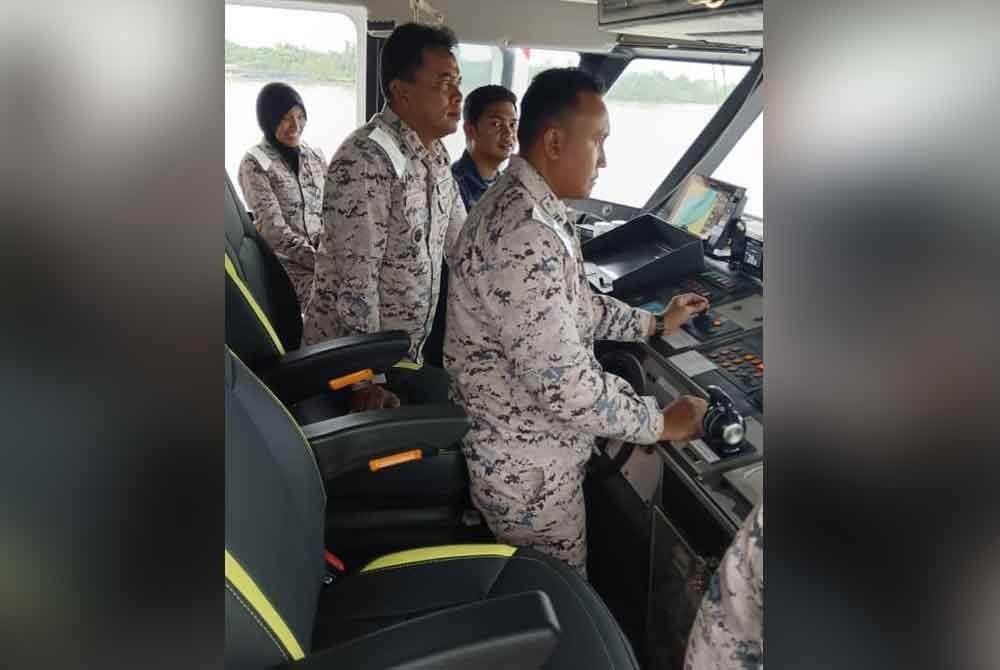 Zali (dua dari kiri) memikul tugas sebagai juragan kapal KM Nyalau bagi memastikan perairan negara terus terjamin.