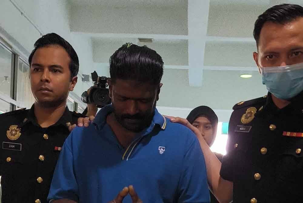 Thiagarajan (tengah) dibawa ke Mahkamah Sesyen Shah Alam pada Rabu, bagi menghadapi satu pertuduhan memperdaya pemilik kopitiam berhubung kes pengubahsuaian meter elektrik TNB, minggu lalu.