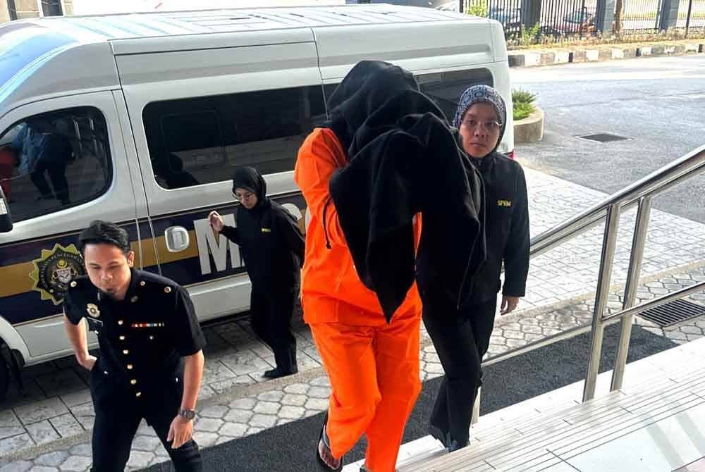 Suspek diiring pegawai SPRM ketika hadir ke mahkamah.