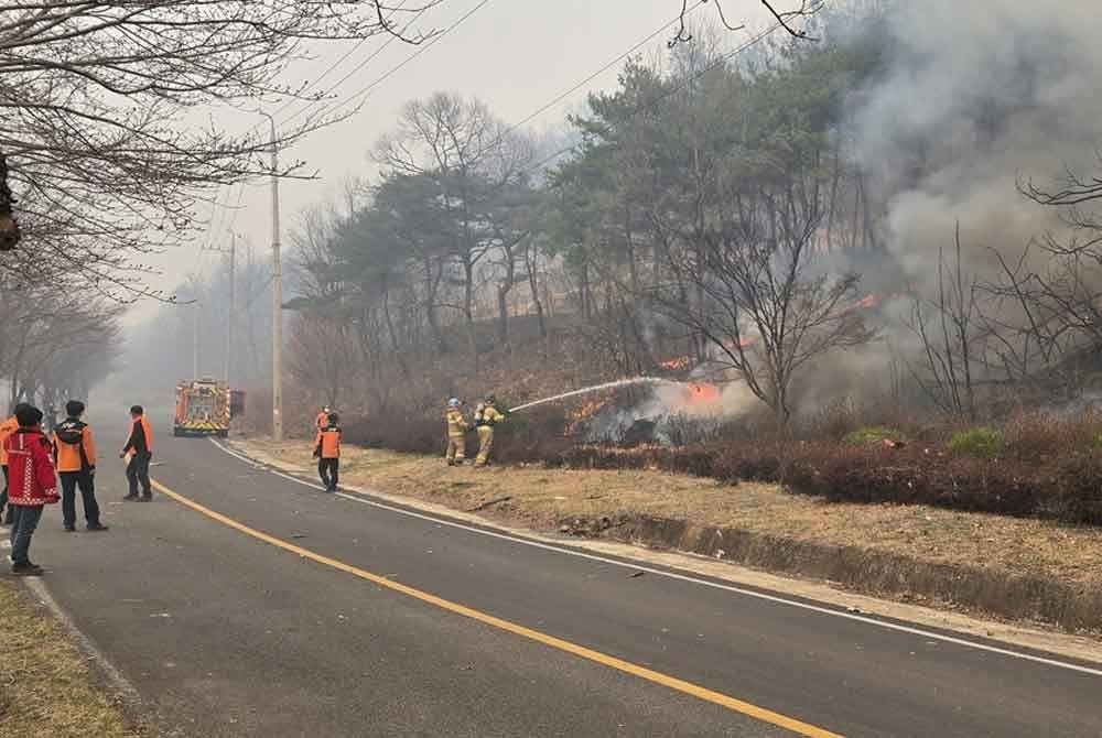Seorang juruterbang maut selepas helikopter yang dikendalikannya terhempas di daerah Uiseong, tenggara Korea Selatan pada Rabu ketika berusaha memadam kebakaran hutan.