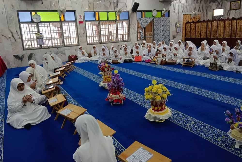 Peserta bertadabbur di World #QuranHour di Masjid Mahmudi, Kangkong, Pasir Mas.